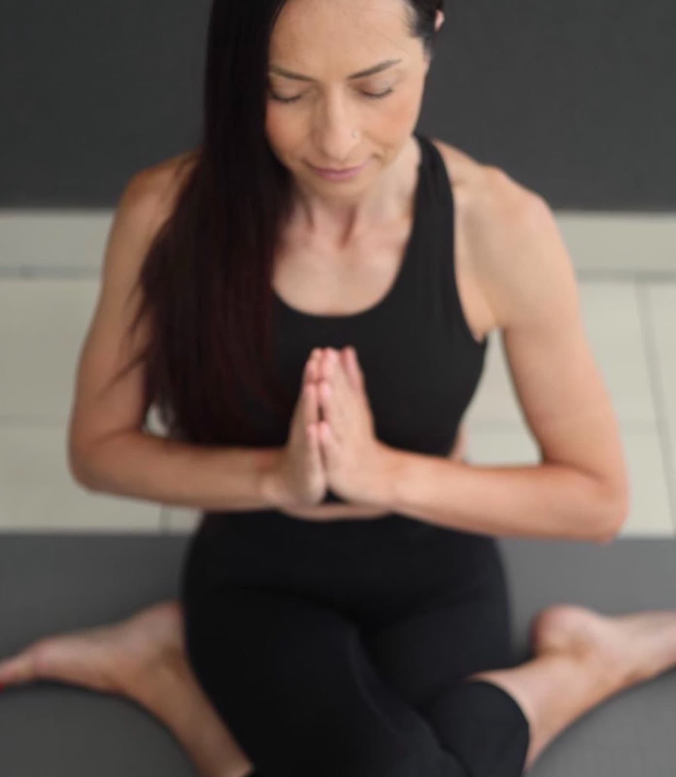 Vlatka Šrajbek — pranayama, svjesno disanje sa sklopljenim dlanovima
