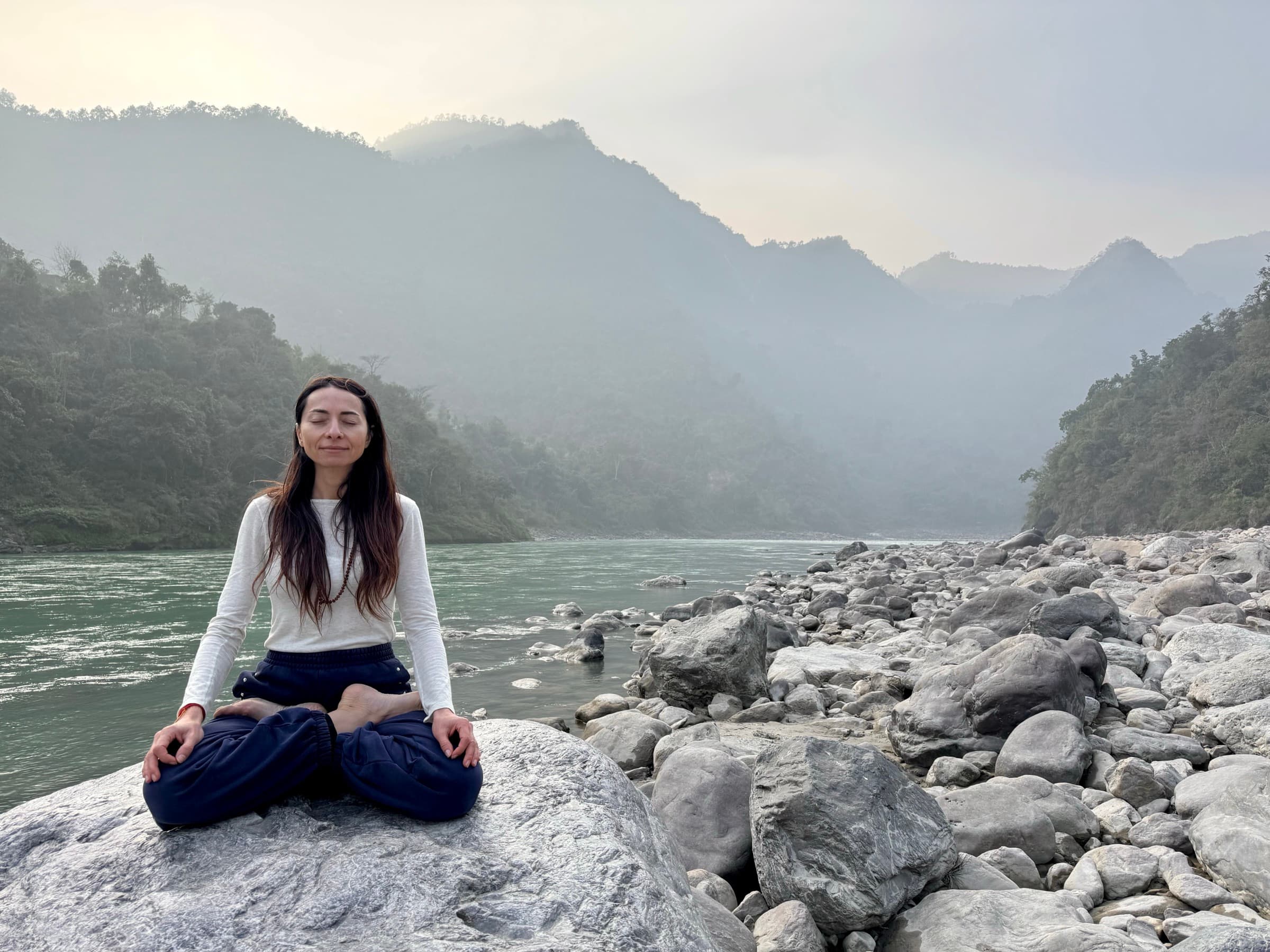 Vlatka Šrajbek meditira pored Gangesa