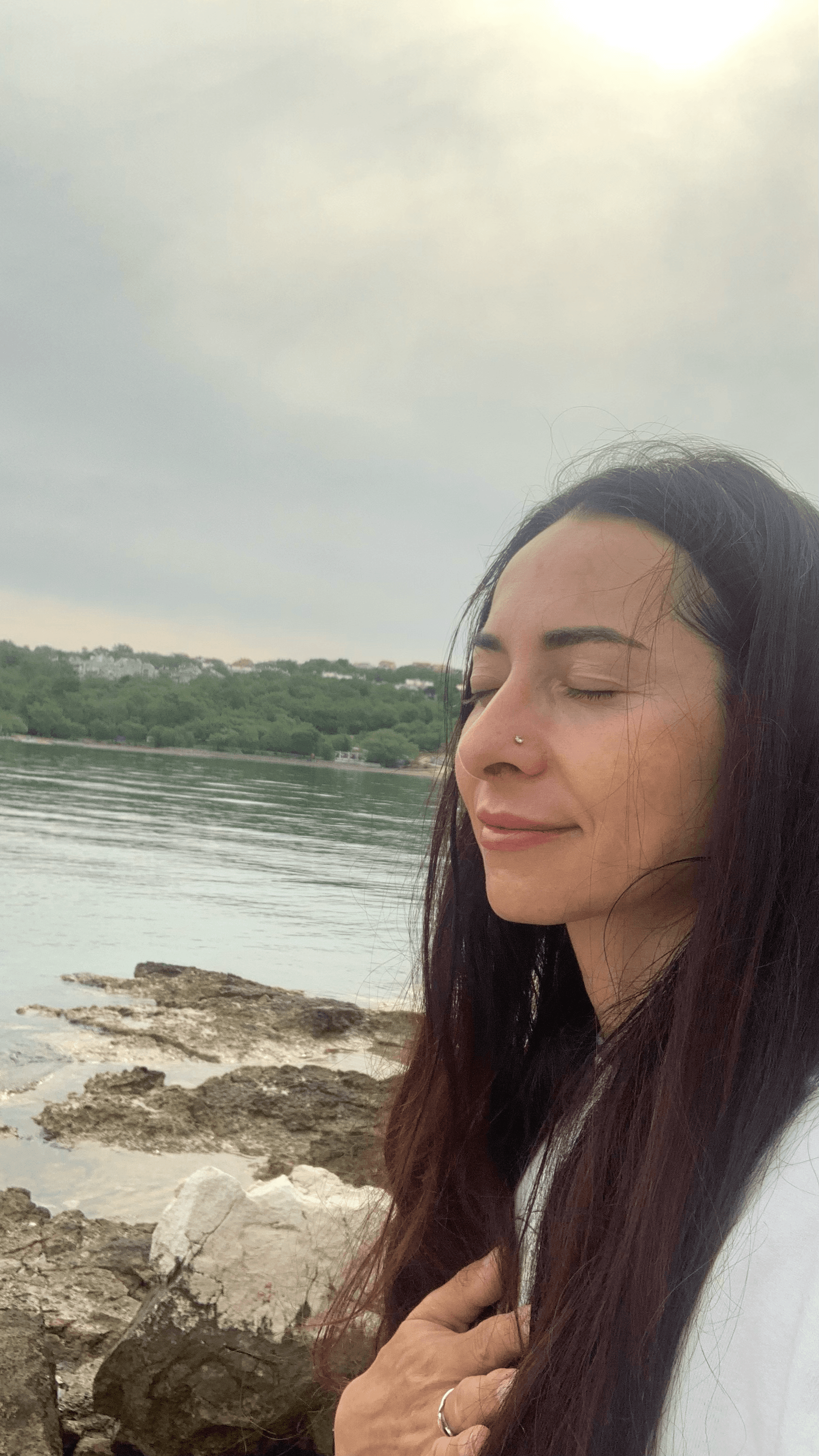 Vlatka Šrajbek u meditaciji na plaži u Njivicama